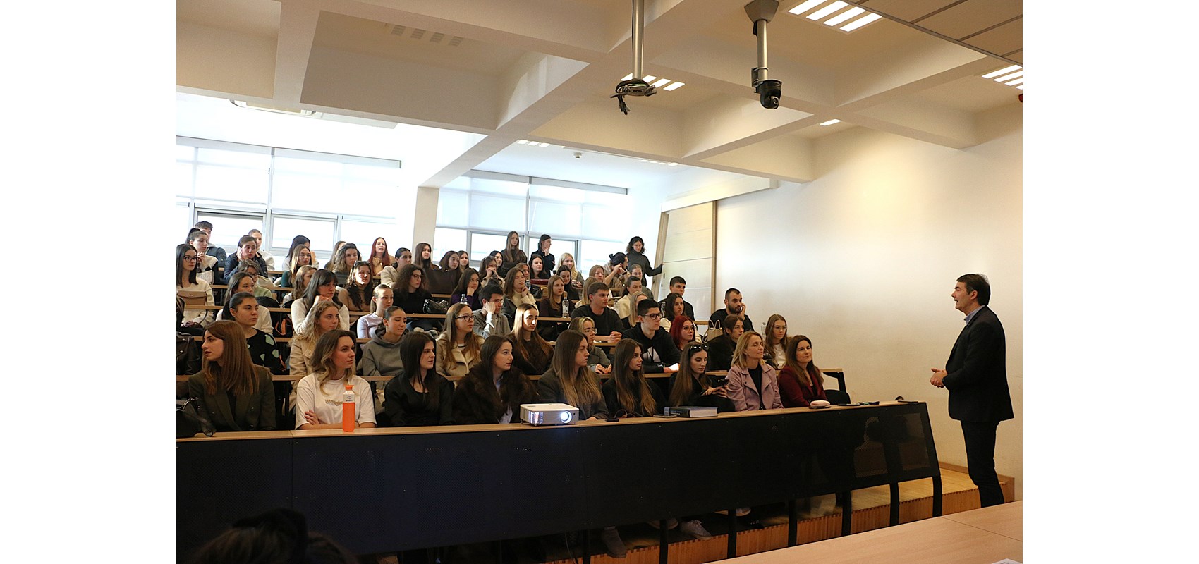 Prvo događanje u organizaciji Udruge diplomiranih studenata i prijatelja Medicinskog fakulteta: farmaceuti predstavili svoje karijerne puteve